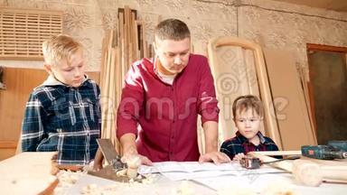家庭、木工、木工和人的概念。 父亲教儿子木工。